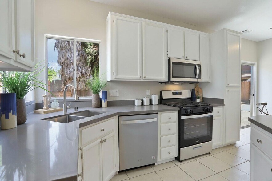 Building Photo - 2056 Middle River Dr