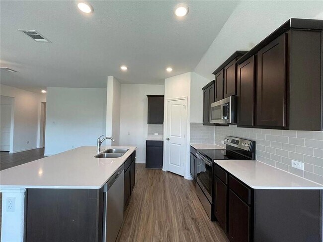 Building Photo - 103 Ulmus St