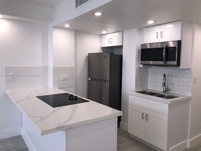 Building Photo - 905 Brickell Bay Dr