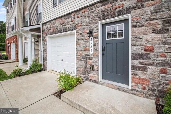 Building Photo - 2525 Drake Ln