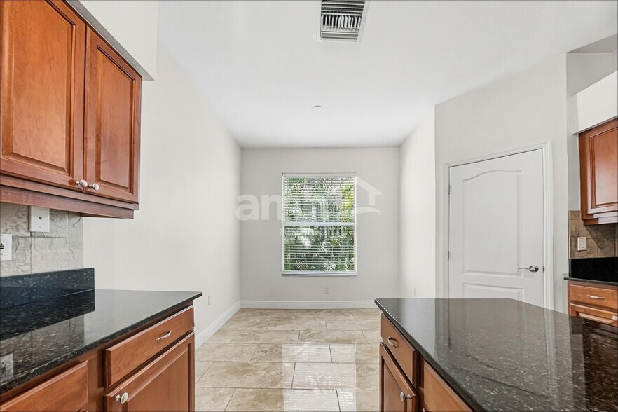 Building Photo - 802 Lesa Glen Pl