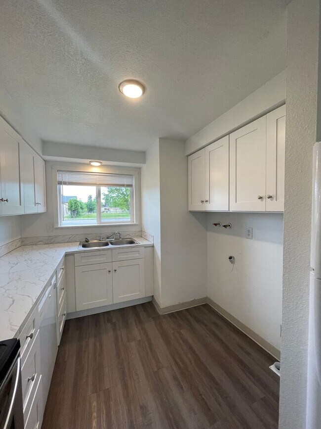 Building Photo - Rent Special: 1/2 Off January's Rent!