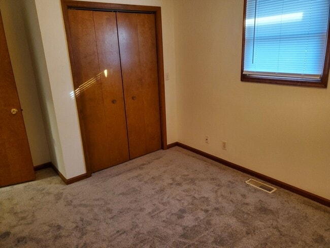 Building Photo - 2 bedroom duplex with 2 car attached garage!