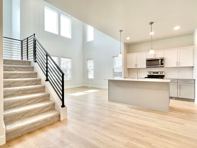 Building Photo - Sleek Townhome at Mountain Ridge!