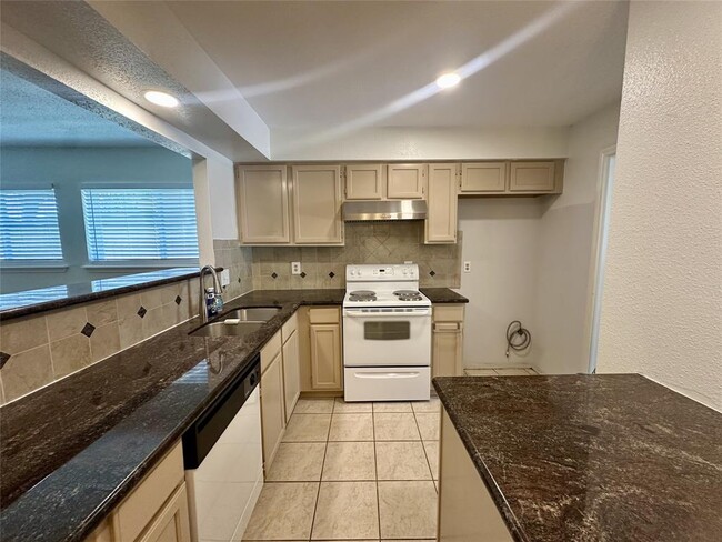 Building Photo - 1126 Ravenscourt Dr