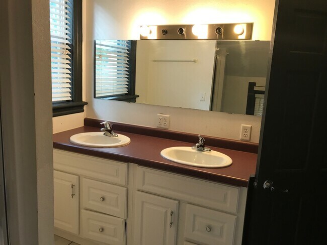 Building Photo - 427 W Pleasant St