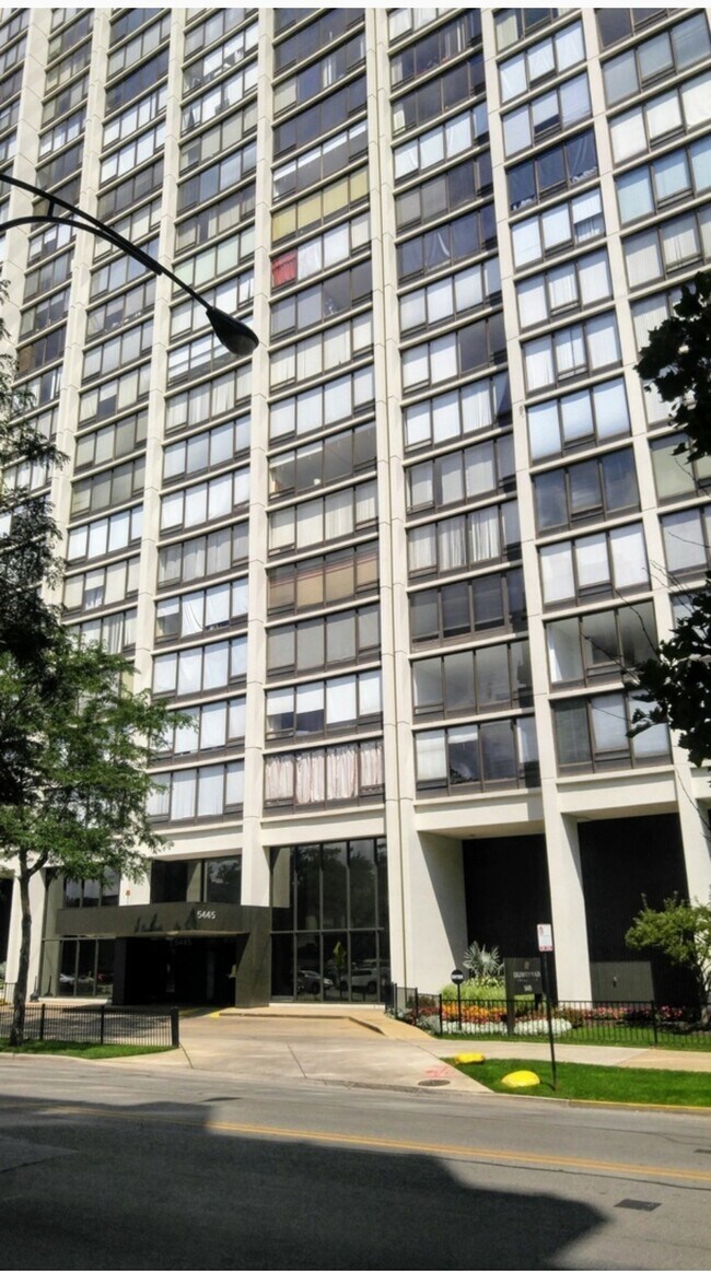 Building Photo - 5445 N Sheridan Rd