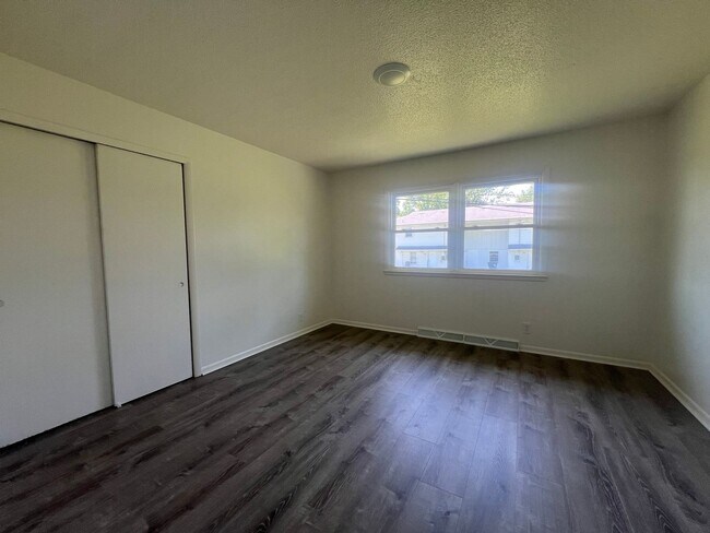Building Photo - 2401-2403-2403 Calico Ln