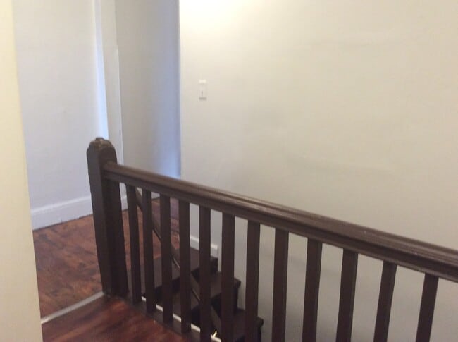 Building Photo - Spacious 3 Bedroom, Laundry, East End Near...