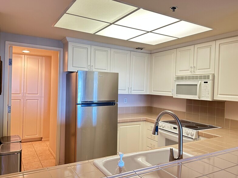 Building Photo - 525 E Seaside Way