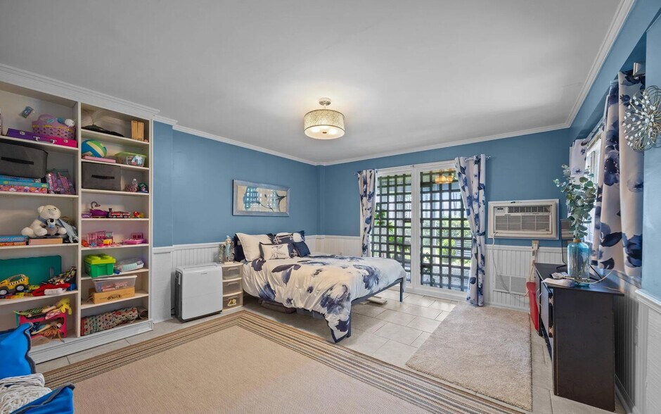 Bonus room on ground level - 117 Forecastle Ct