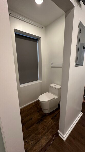 Building Photo - 548 S 54th St