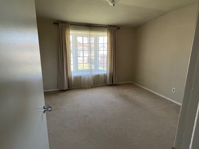 Building Photo - 3 Bedroom 2 Bath Well Kept Traditional Hom...