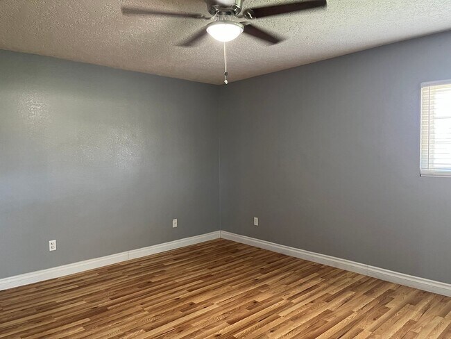 Building Photo - 4-Bedroom Home in Hesperia!