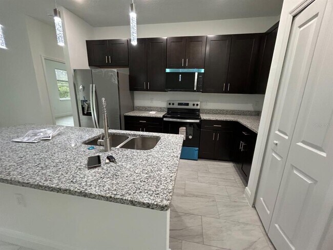 Building Photo - 2741 W Rutland Dr