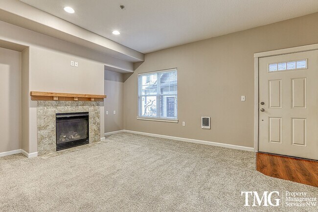 Building Photo - Beautiful Ground Level 1+br Condo ** Water/Sewer/Garbage Included **