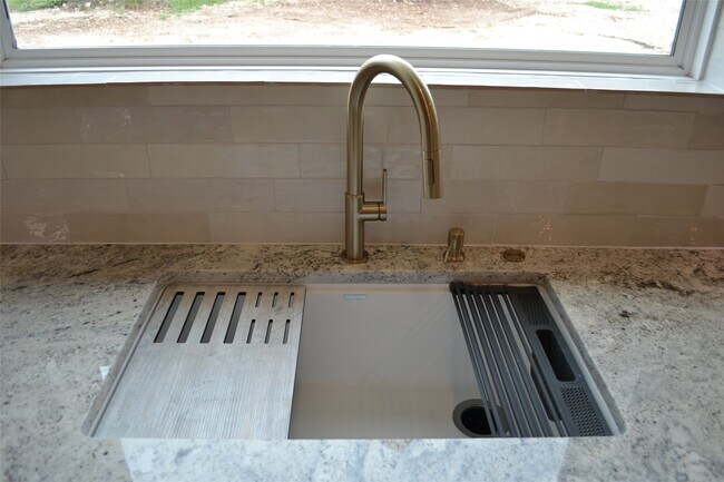 Building Photo - 729 Canyon Bend