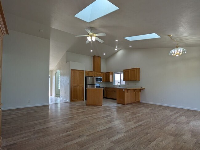 Building Photo - Great 3 Bedroom, 2-Bath Home With 2 Separate Living Rooms!