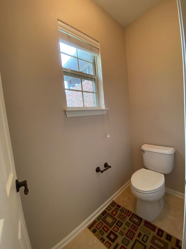 Building Photo - Townhome in a great location!