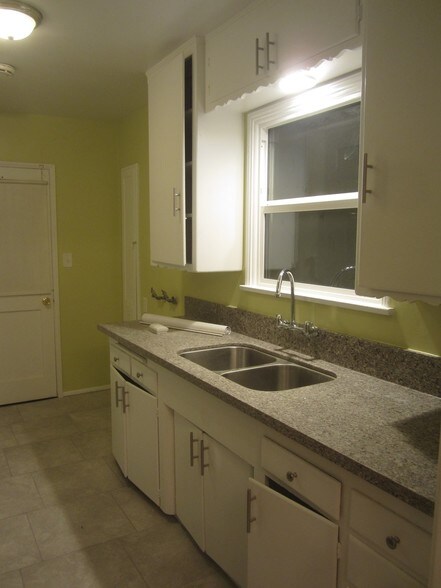 Kitchen sink - 610 Fremont Ave
