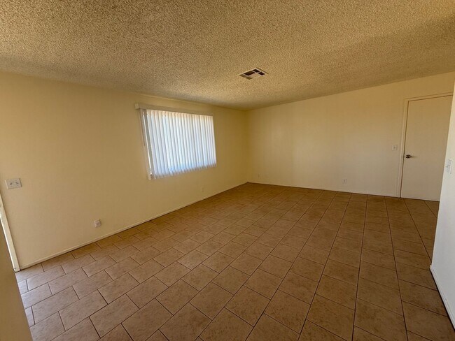 Building Photo - Hesperia Duplex-Spacious 2 Bedrooms, 1 Bat...
