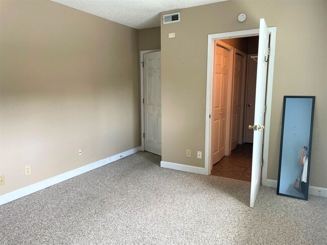 Building Photo - 11th Place Condominiums- 2BD/1.5 BA: Avail...