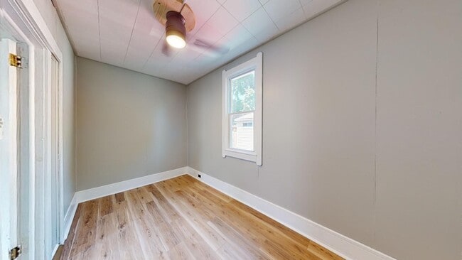 Building Photo - 3 Bed Single Family with Huge Kitchen and ...
