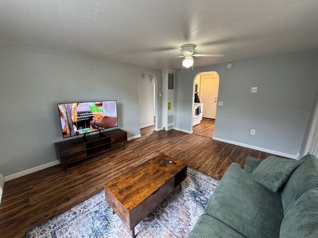 Building Photo - Fully Furnished Updated 2-Bedroom Home in ...