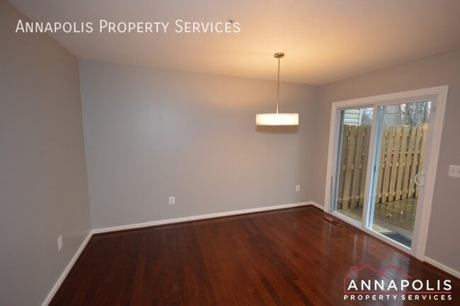 Building Photo - 546 Francis Nicholson Way