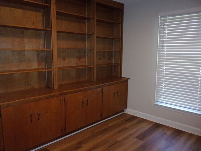 Building Photo - Beautiful 3 Bedroom 2 Bath Ground Level Condo in Tall Oak Villas