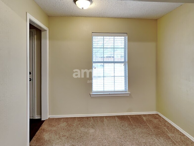 Building Photo - 105 S Winding Oaks Dr