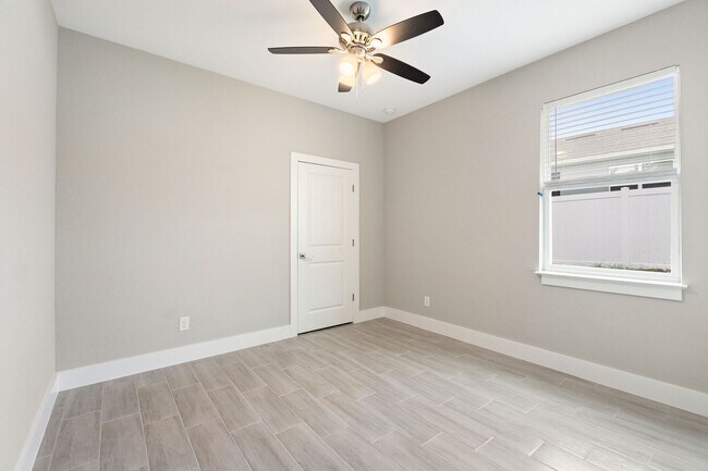 Building Photo - 360 Hibiscus Dr