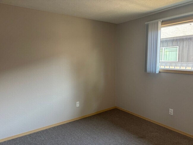 Building Photo - 1ST  FULL  MONTH'S  RENT  FREE   Pet-friendly Townhouse Near Parks and Downtown Newberg  Showings...