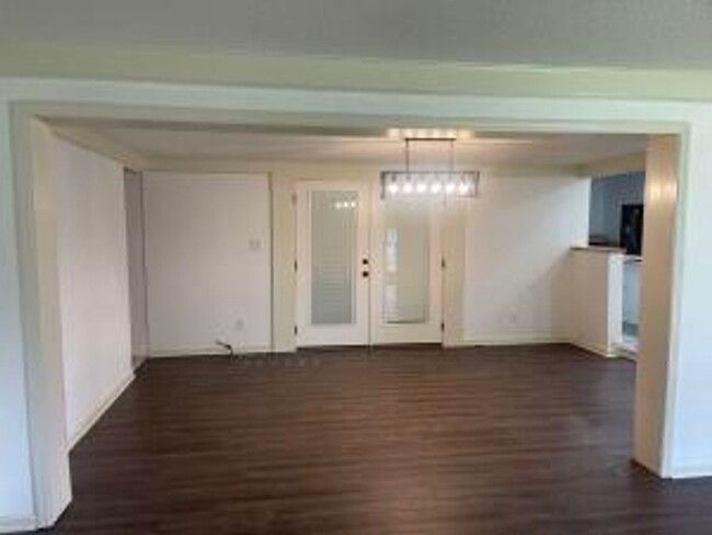 Building Photo - A Getaway Near the Lake- 3 Bedroom, 2 Bath...