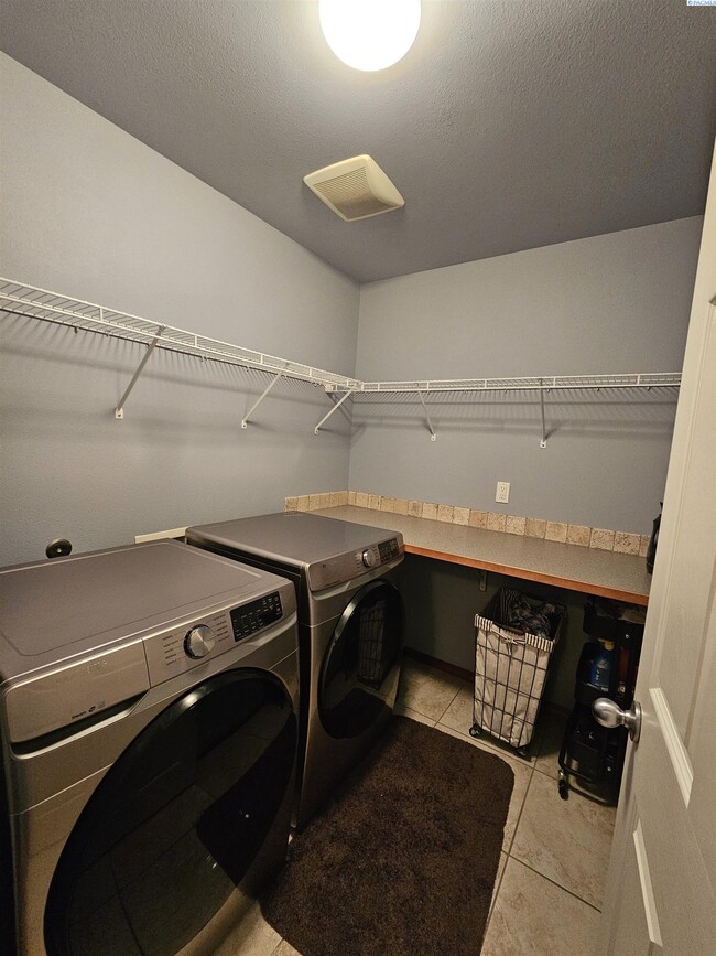 Building Photo - Well Kept Townhouse with Yard Care Included