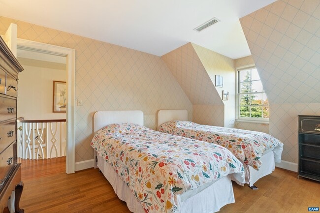 Building Photo - 640 Ivy Ln