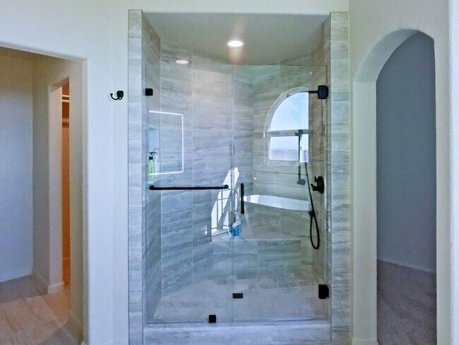 Building Photo - FURNISHED - Elegant 3 bedroom with office ...