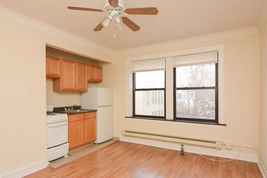 Building Photo - 4549 N Damen Ave