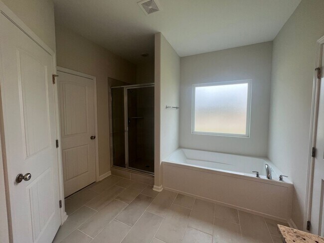 Building Photo - 5 bedroom, 3 bath home in Savannah, near I-16