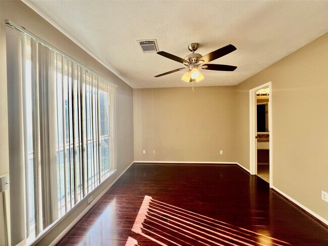 Building Photo - 146 Skycrest Dr