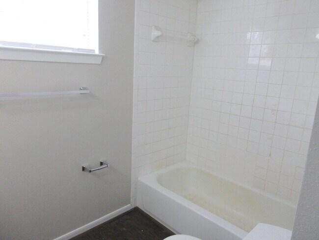 Building Photo - Spring Branch Condo