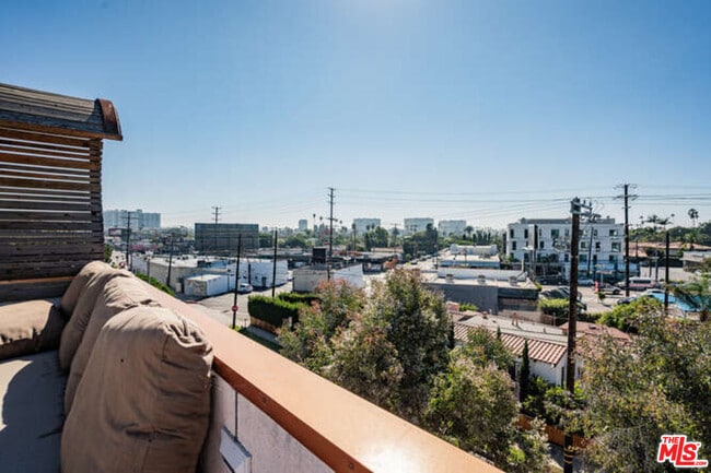 Building Photo - 2452 Penmar Ave