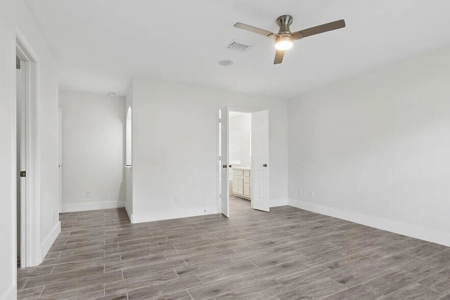 Building Photo - 17910 Royal Gate Ln