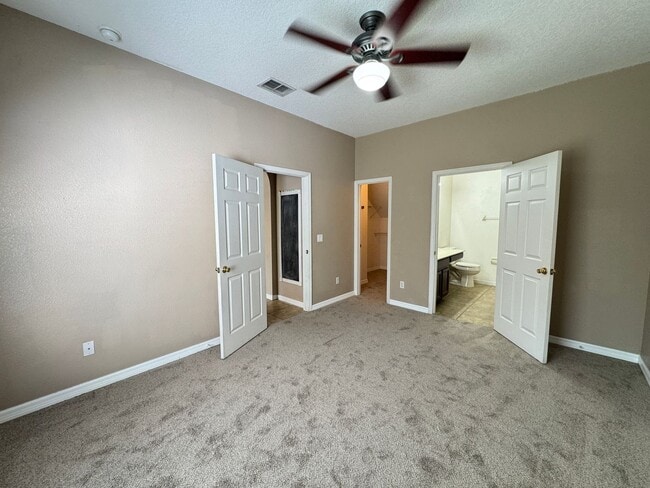 Building Photo - 5 Bedroom Townhome in Avalon Park! TESLA CHARGER INCLUDED!