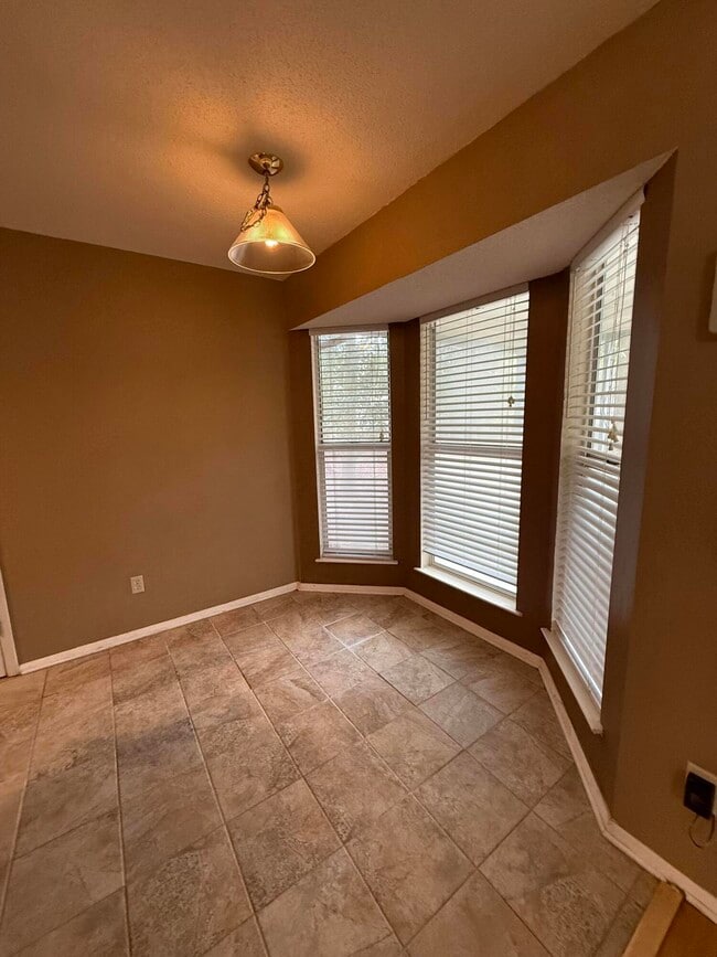 Building Photo - 117 Hollow Cove