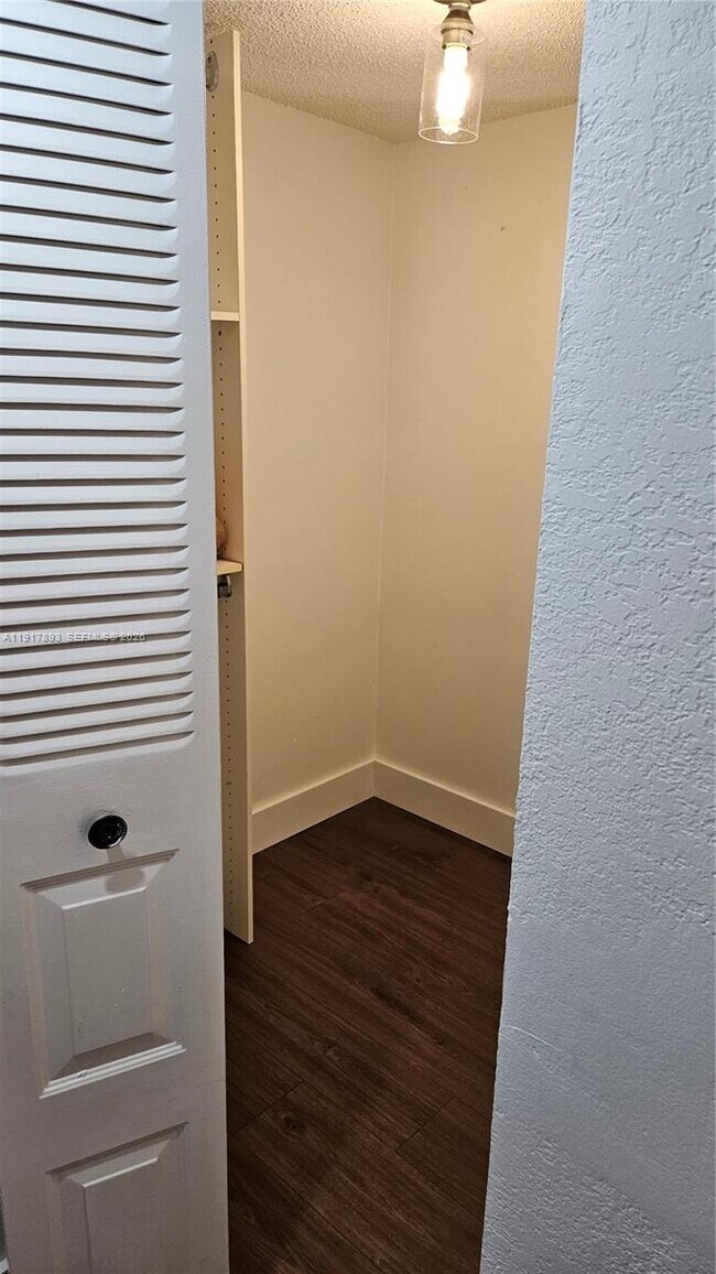 Building Photo - 105 Lake Emerald Dr