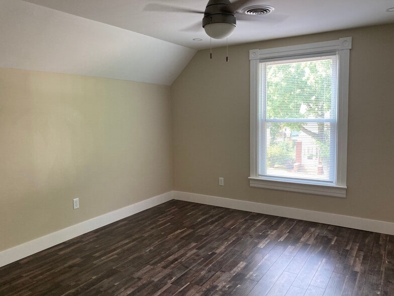 Living room - 916 Harrison Ave