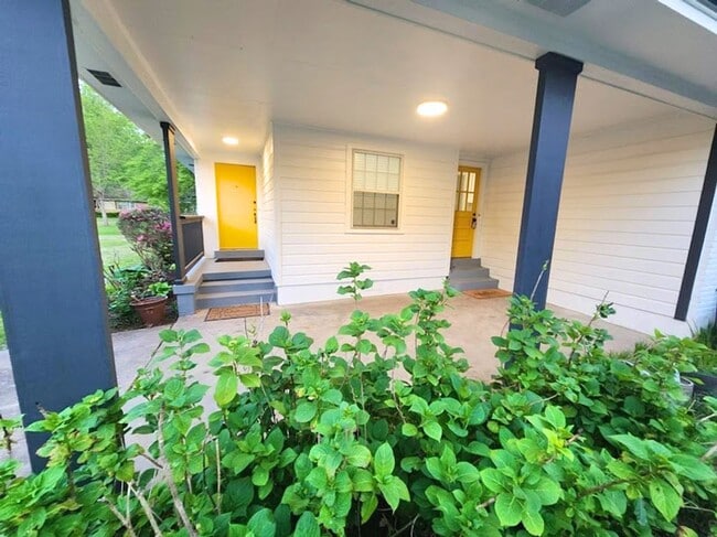 Building Photo - Amazing 4 Bedroom/ 2 bath East Memphis House @5259 Sequoia Ave.