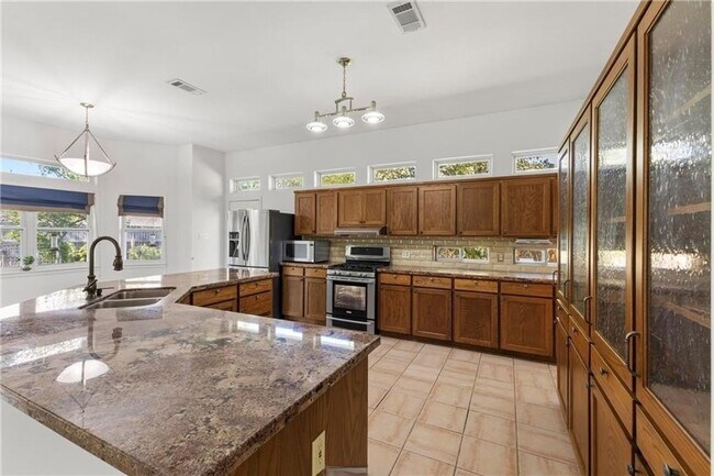 Building Photo - Spacious 4 bedroom 2 bath home with pool in Emerald Forest