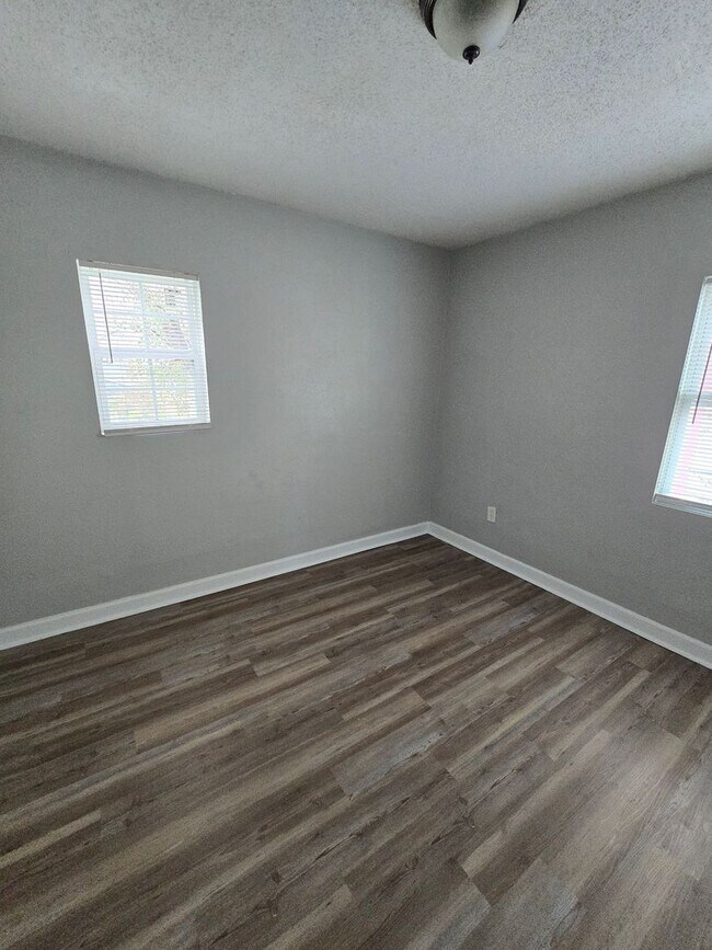 Building Photo - 2 bedrooms 1 bath renovated ready for move in